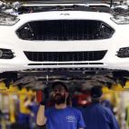 Operarios trabajan en la fábrica Ford de Almussafes. Archivo/ EFE/Kai Försterling
