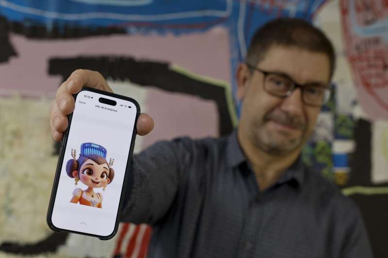 Fernando Pérez Borrajo, el director corporativo de Aunoa IA, la empresa valenciana creadora del asistente digital Amparito, un Whatsapp que se añade a los contactos del móvil y, gracias a la IA, permite conocer las Fallas de Valencia. EFE/Kai Försterling