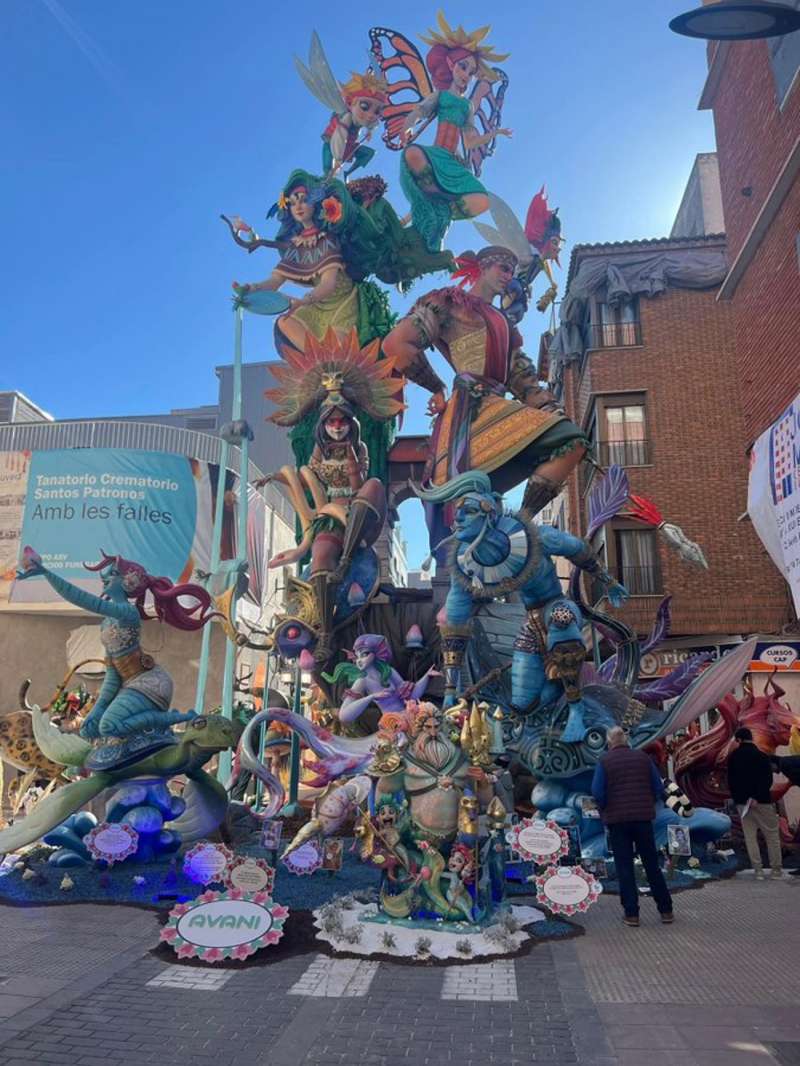 La falla Camí Nou de Alzira, antes de caer, en una imagen difundida por el Ayuntamiento del municipio.
