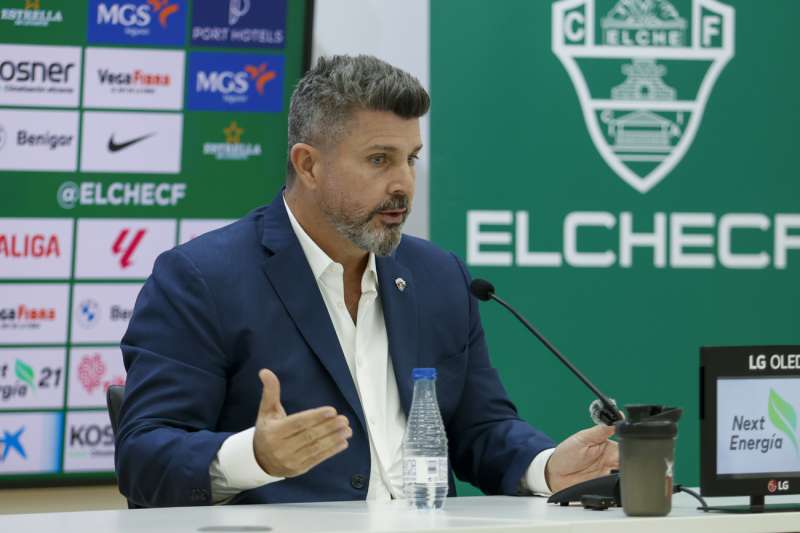 El empresario argentino y propietario del Elche CF, Christian Bragarnik, durante la comparecencia realizada este miércoles ante los medios de comunicación. EFE/Pablo Miranzo
