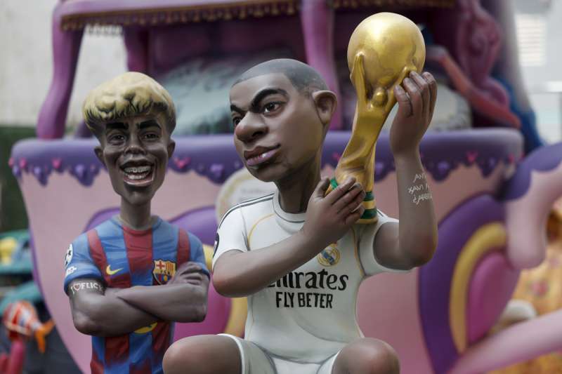 Los "ninots" de los futbolistas Kylian Mbappé y Lamine Yamal, listos para arder en las Fallas. EFE/Kai Försterling
