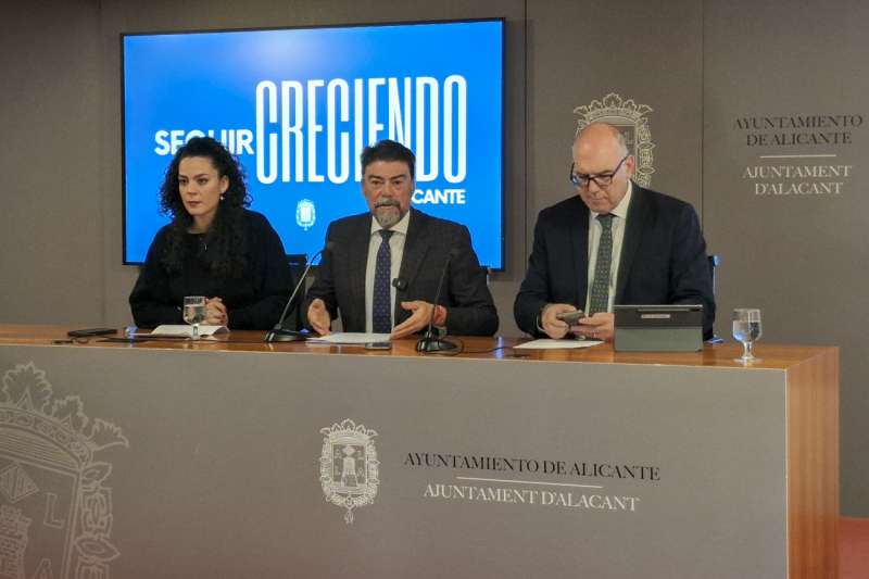 El alcalde de la Alicante, Luis Barcala (c), durante la rueda de prensa sobre las viviendas VPP de la playa de San Juan de Alicante. EFE/Morell
