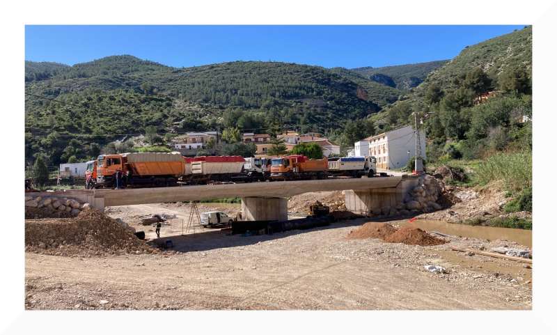 Ocho camiones participan en la prueba de carga del Puente de la Tejería de Sot de Chera. /EPDA Ocho camiones participan en la prueba de carga del Puente de la Tejería de Sot de Chera. /EPDA