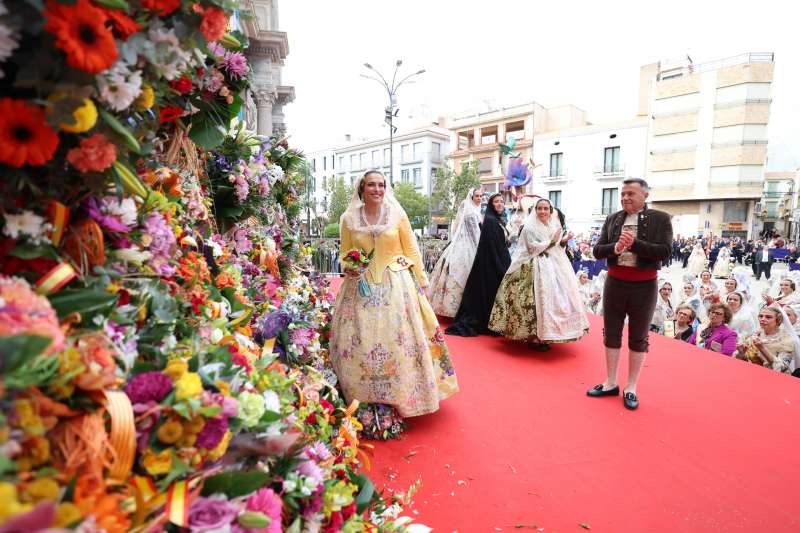 La presidenta de la Diputación de Castellón, Marta Barrachina, y el alcalde de Burriana, Jorge Monferrer, en la ofrenda de flores de las Fallas de Burriana 2026. / EPDA