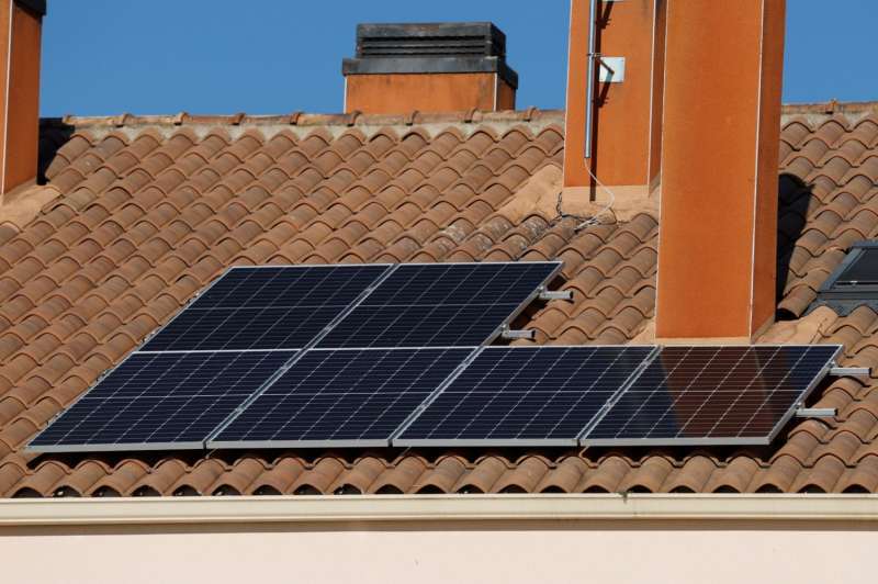 Placas solares en el tejado de una vivienda en una imagen de archivo. /EPDA Placas solares en el tejado de una vivienda en una imagen de archivo. /EPDA