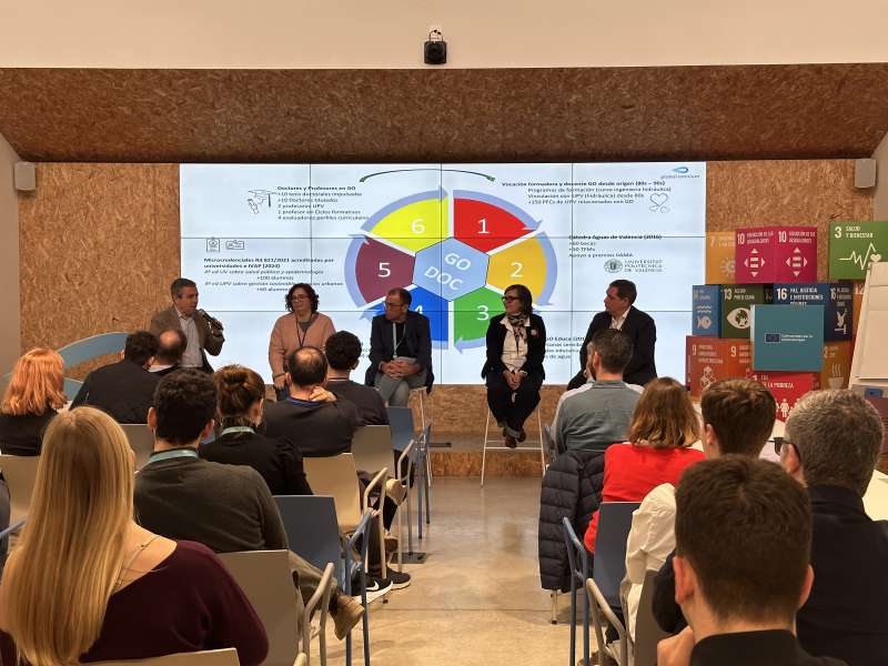 Elías Colom, Amparo López, Javier Macián, Javier Rodrigo y Amparo López. durante la ponencia./JORGE ZALDIVAR