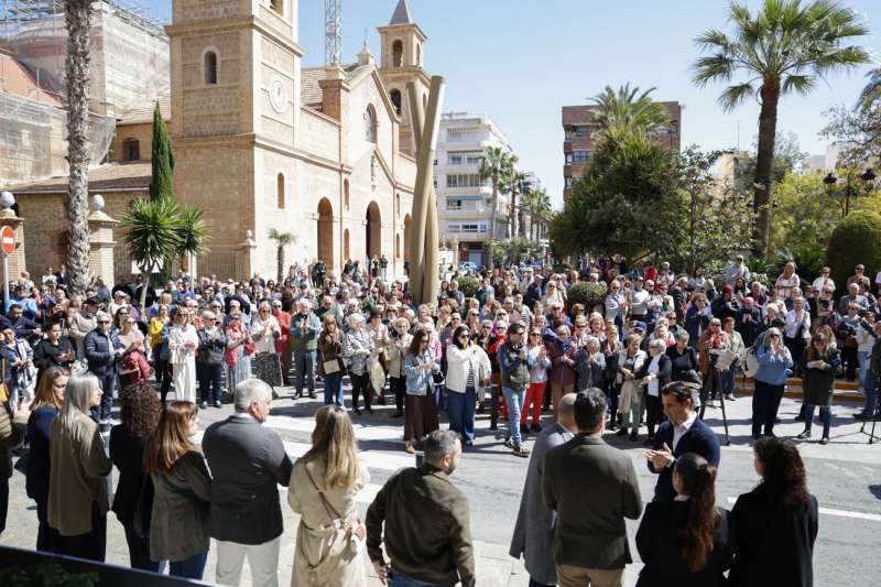 Vista general tras el minuto de silencio por el asesinato de una niña de 3 años a manos de su padre, que se ha suicidado posteriormente, celebrado este domingo en la localidad. EFE/ Pablo Miranzo