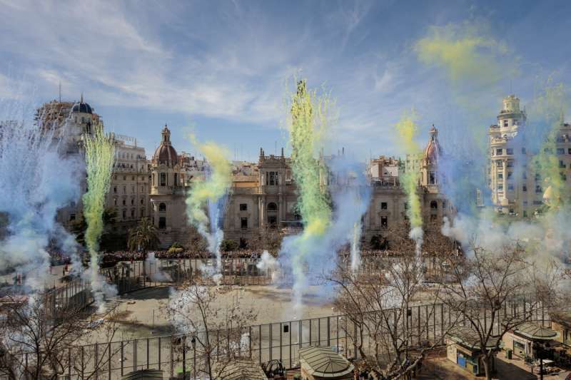 Mascletà disparada en las Fallas de 2023 con los colores de Ucrania. EFE/ Biel Aliño