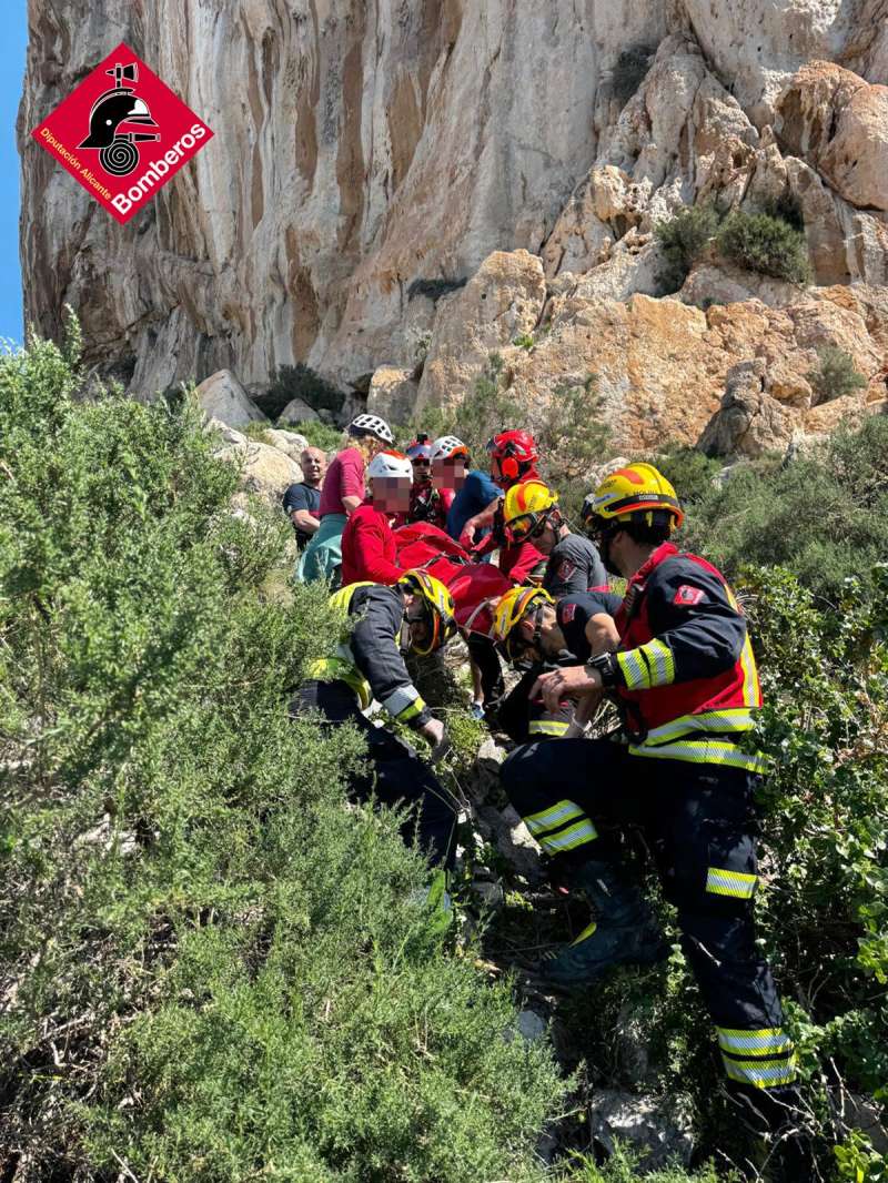 Momento en el que los bomberos rescatan a la escaladora./EPDA