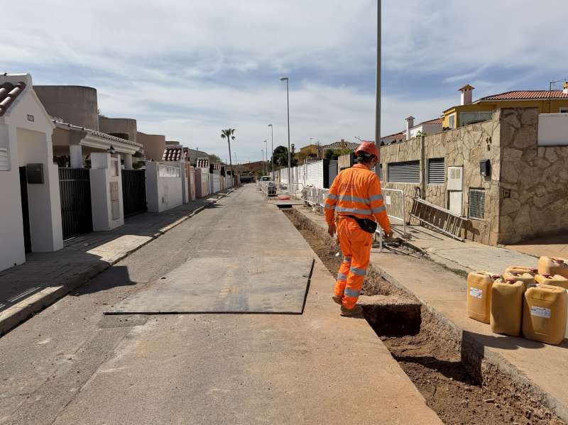 Obras de construcción de una nueva red de pluviales en el carrer Vicent Fuentes i Ramón de Benicàssim. / EPDA