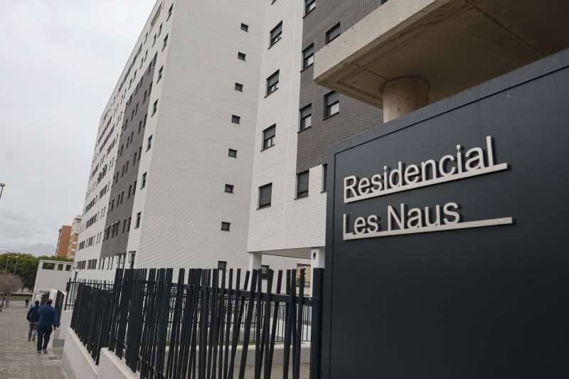 Entrada al residencial de viviendas VPP Les Naus objeto de la investigación. EFE/Pep Morell
