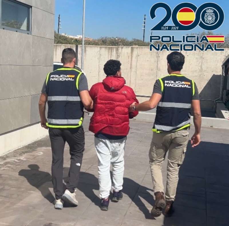Traslado del detenido, en una imagen compartida por la Policía Nacional.
