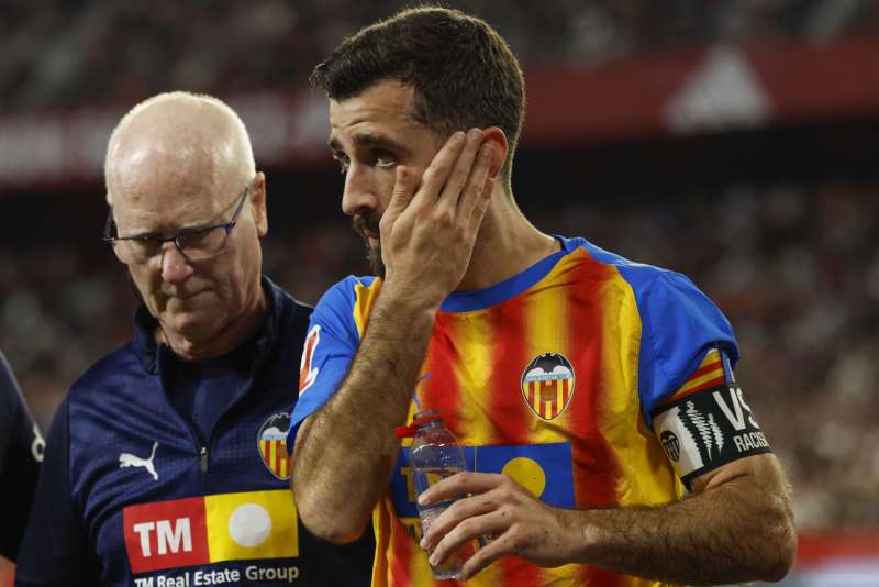 El defensa de Valencia José Gayá, es sustituido por conmoción durante el partido de la jornada 29 de LaLiga EA Sports entre Sevilla y Valencia, en el estadio Sánchez- Pizjuán en Sevilla. EFE/ Julio Muñoz
