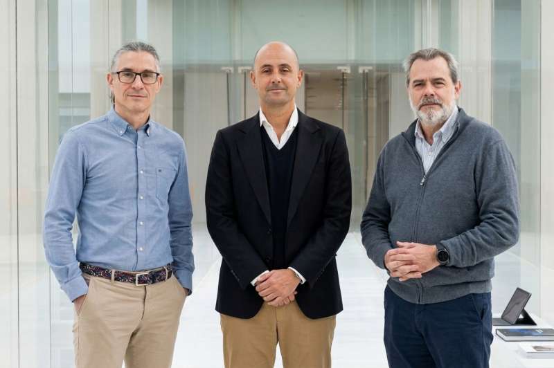 Pablo G.Monera, CEO de Fibtray junto a Pedro Zomeño (izquierda) y Carlos Enguix (derecha), dos de los investigadores de AINIA responsables de la patente./ EPDA