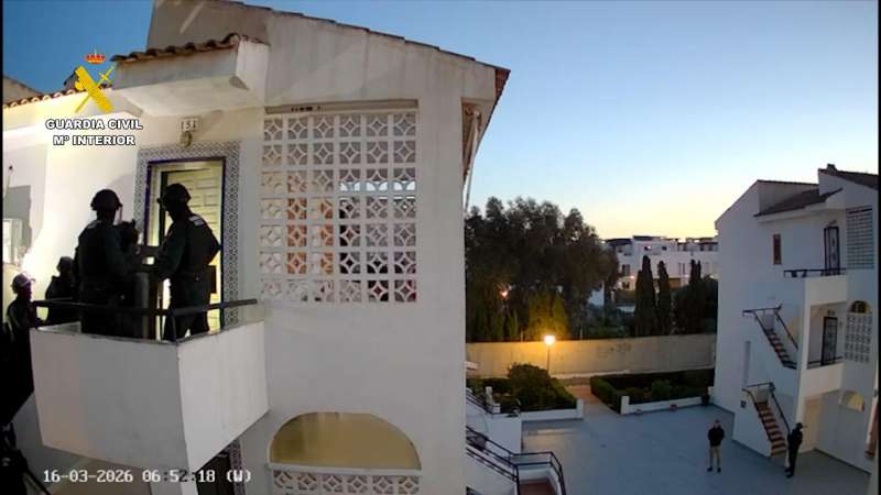 Imagen de la actuación de la Guardia Civil en la desarticulación de los puntos de venta de droga en Torrevieja. EFE/Guardia Civil