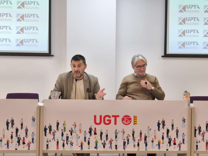 Según señala un informe sobre la situación del colectivo de personas trabajadoras autónomas presentado este jueves en València por el presidente de UPTA, Eduardo Abad (i), y el secretario general de UGT PV, Tino Calero (d), aproximadamente 60.000 autónomos se van a jubilar en los próximos cinco años, un 15,4 % de los trabajadores por cuenta propia. EFE/UGT-PV