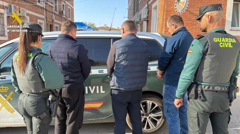 Imagen de los detenidos en Vinaròs. EFE/Guardia Civil
