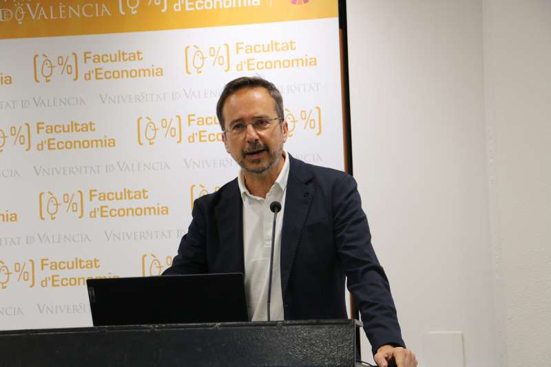 José Ignacio Conde-Ruiz durante la conferencia. / EPDA