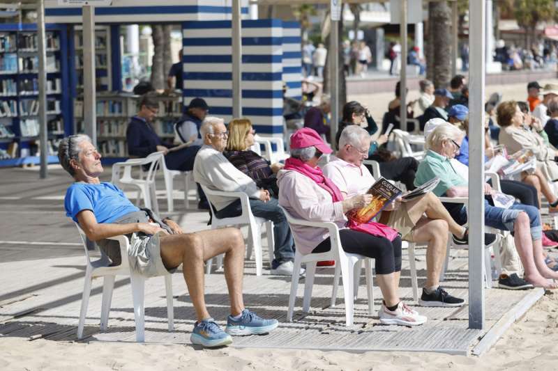 Turistas toman el sol en la playa de Benidorm. EFE/ Pablo Miranzo/Archivo
