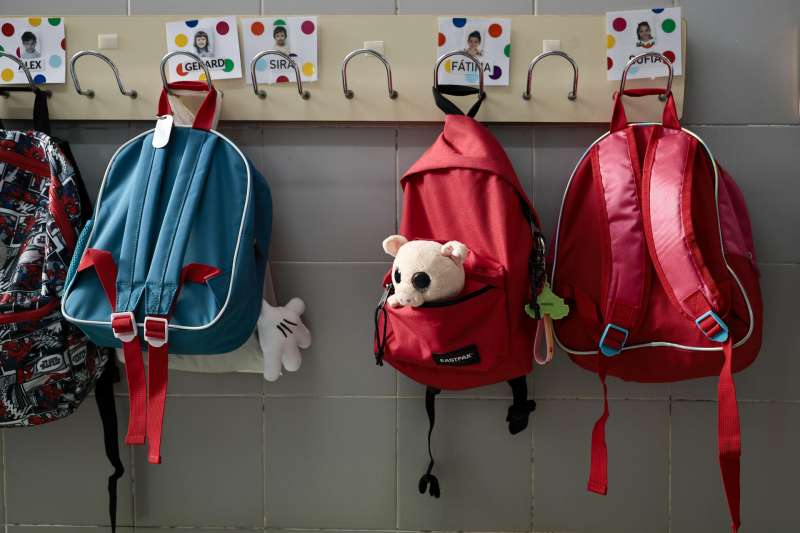 Una mochilas en un colegio. EFE/Biel Aliño/Archivo
