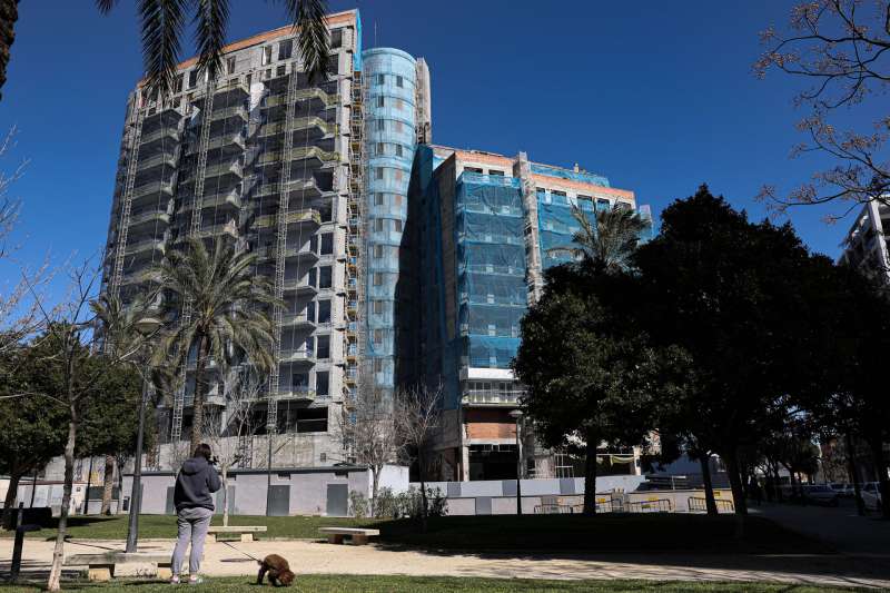 El edificio del barrio de Campanar de Valencia devastado por un incendio el 22 de febrero de 2024, que dejó diez muertos y a centenares de familias sin nada. EFE/Manuel Bruque/Archivo
