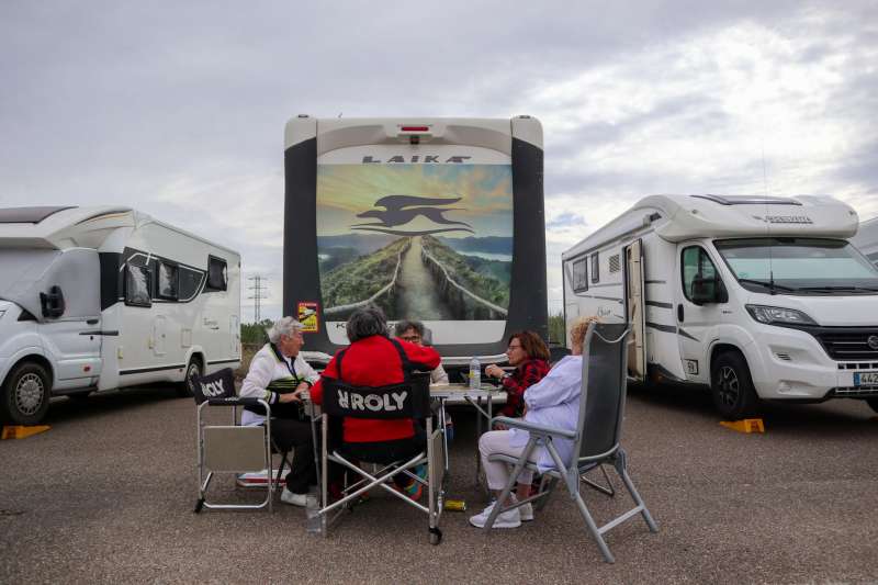 Varios turistas de autocaravanas. EFE/Mariam A. Montesinos
