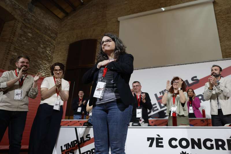 La exvicepresidenta Mónica Oltra en su intervención en el séptimo congreso ordinario de Iniciativa en el que ha anunciado que vuelve a la primera línea política. EFE/ Kai Forsterling

