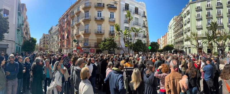 Decenas de vecinos de Russafa forman una cadena humana contra un proyecto turístico. / EPDA
