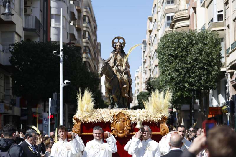 Personas participan en la procesión del Domingo de Ramos durante la Semana Santa celebrada en Elche. EFE / Pablo Miranzo