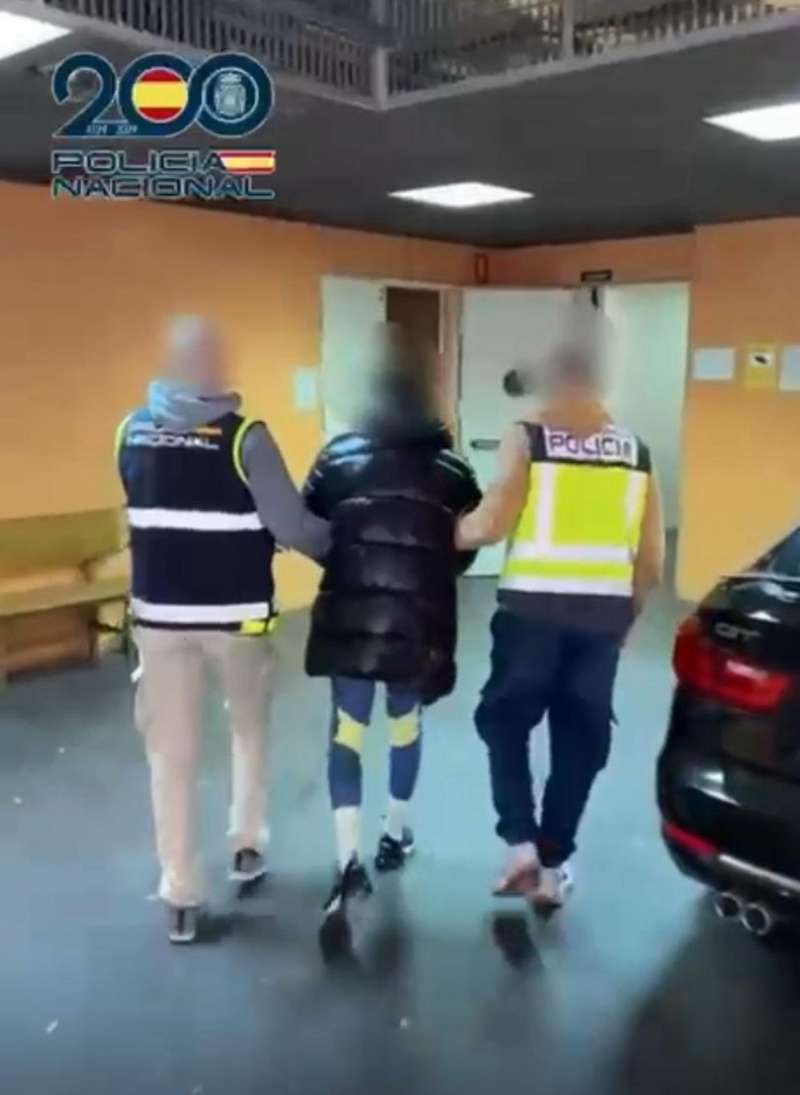 Traslado del detenido, en una imagen de la Policía Nacional. / EPDA
