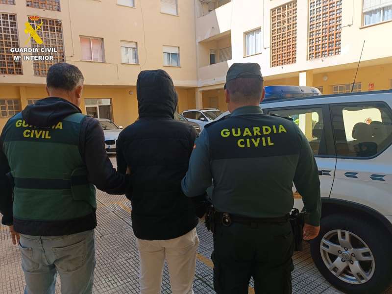 Traslado del detenido, en una imagen de la Guardia Civil.
