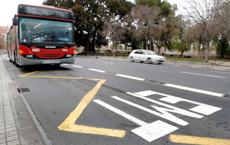 Un autobús de la Empresa Municipal de Transportes (EMT) de València llegando a una parada. EFE/Manuel Bruque
