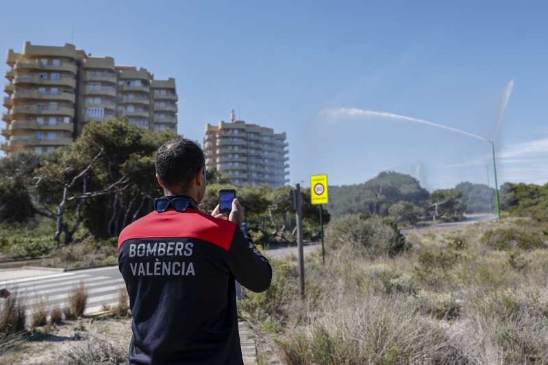 Un bombero toma imágenes durante la presentación de los 3 nuevos cañones Sideinfo y el dispositivo antiincendios para Semana Santa y Pascua. EFE/Manuel Bruque
