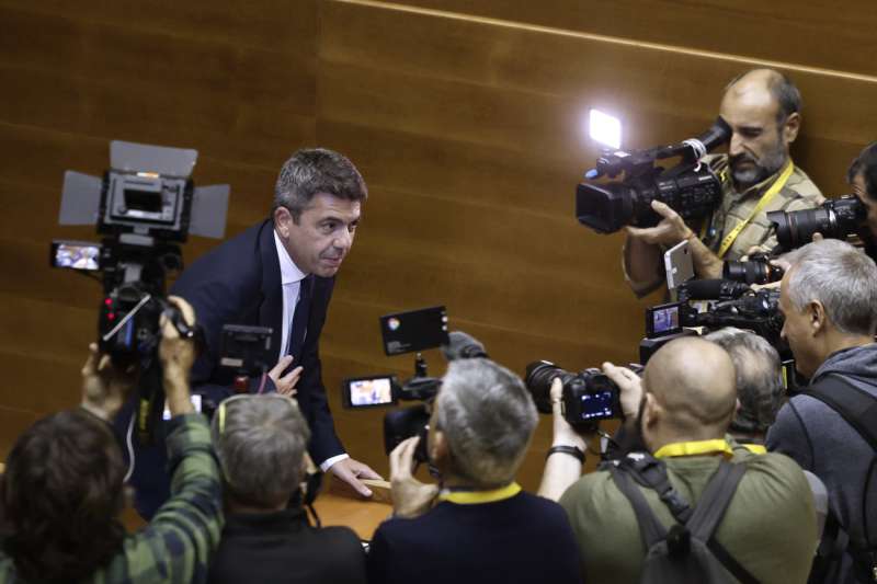 El expresident de la Generalitat Carlos Mazón, rodeado de fotógrafos en una imagen de archivo. EFE/Kai Forsterling
