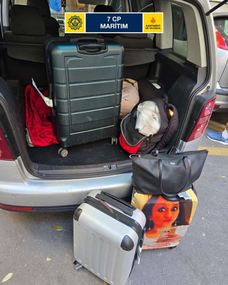 Imágenes del material sustraído en el coche de unos turistas en Valencia. / EPDA