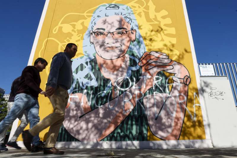 El mural dedicado a la investigadora Eva Nogales, situado en una de las fachadas exteriores del Instituto de Secundaria El Cabanyal de Valencia, ha amanecido este martes con una pintada con la frase "Oltra encubridora". EFE/Manuel Bruque
