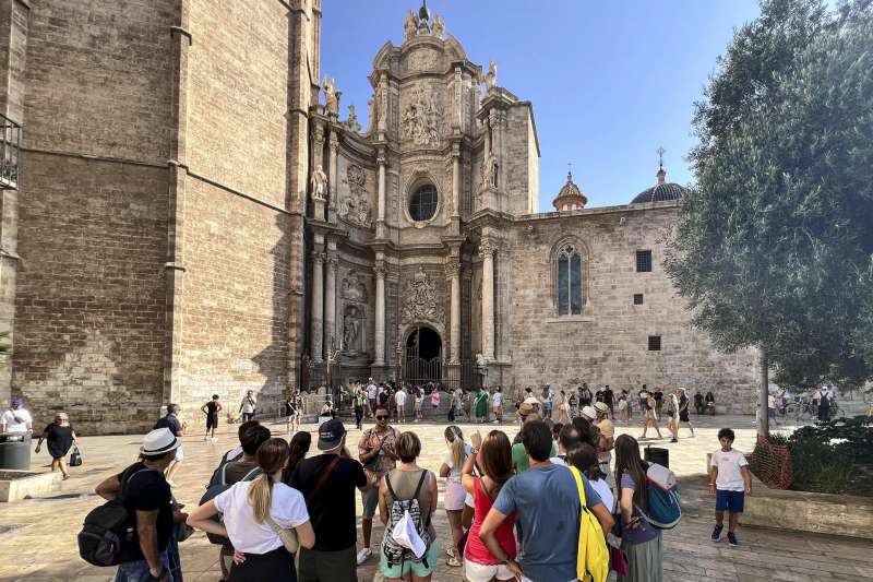 Turistas en la Plaza de la Reina de Valencia. / EFE