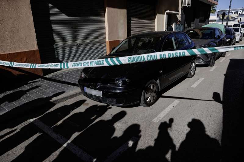 Medios de comunicación a la salida de un hombre detenido por un doble asesinato machista. EFE/Manuel Bruque/Archivo
