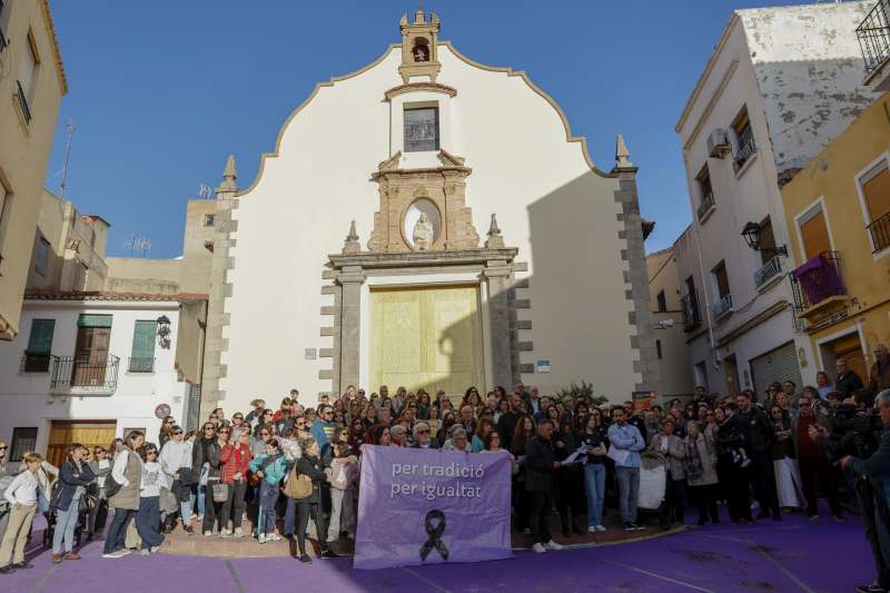 Vista general de la V Concentración por una Semana Santa Inclusiva en Sagunto llevada a cabo este martes ante la Ermita de la Sangre. EFE/Ana Escobar
