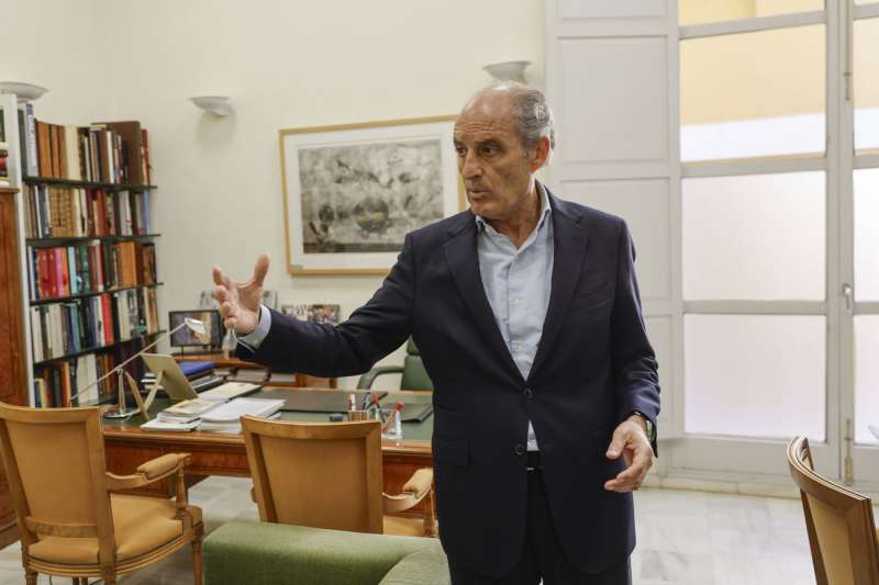 El expresident de la Generalitat Francisco Camps ofrece una rueda de prensa en su despacho en Valencia. EFE/ Kai Forsterling

