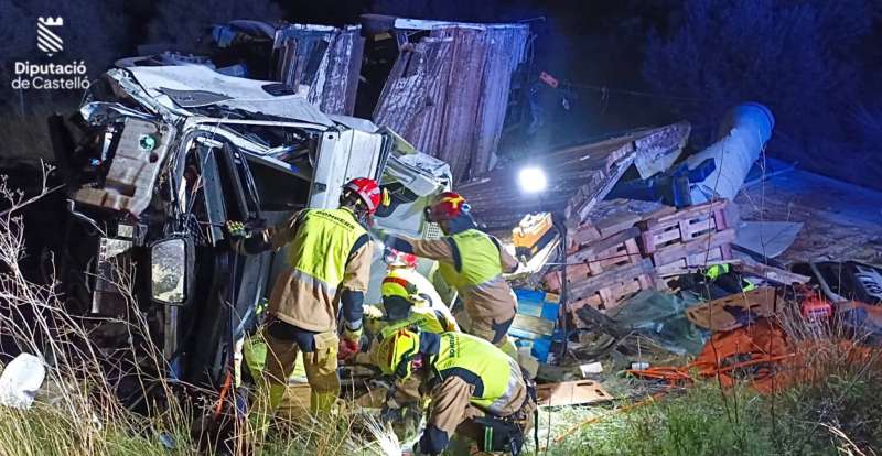 Imagen de la actuación de los bomberos en el siniestro. / EPDA