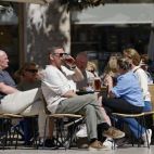 Imagen de archivo de turistas en la Comunitat Valenciana. El sector turístico valenciano lideró en mayo el crecimiento del empleo en España con un aumento del 3,9%.