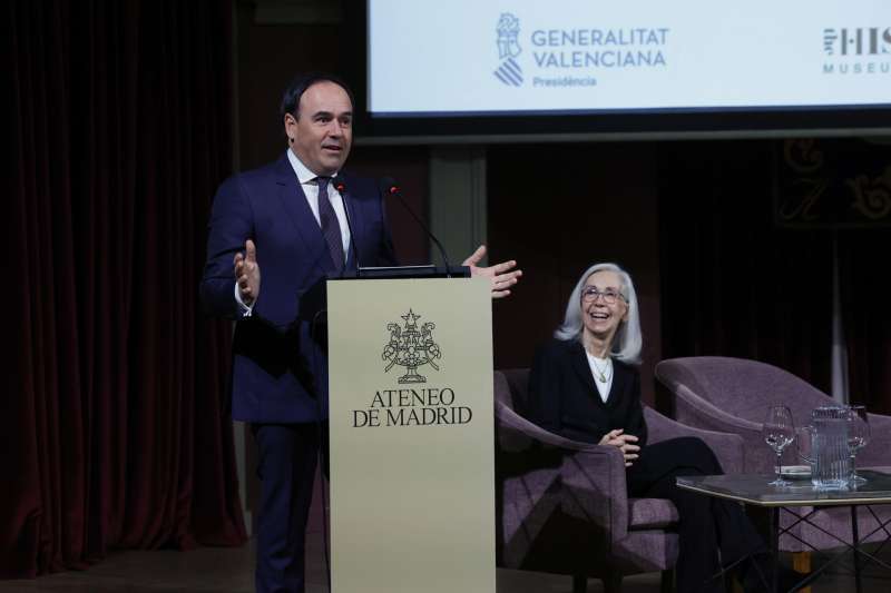 El president de la Generalitat, Juanfran Pérez Llorca (i), ante la biznieta del pintor Joaquín Sorolla, Blanca Pons-Sorolla (d), tras firmar con el director de la Hispanic Society, Guillaume Kientz, el acuerdo. EFE/ Zipi Aragon