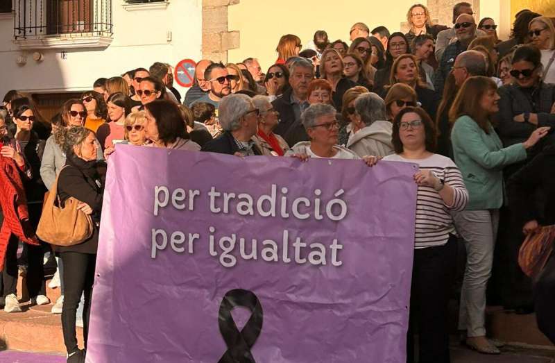 Decenas de personas frente a la Ermita de la Sang de Sagunt para reclamar la inclusión de la mujer en la cofradía en plena polémica tras la tercera votración frustrada. / EPDA