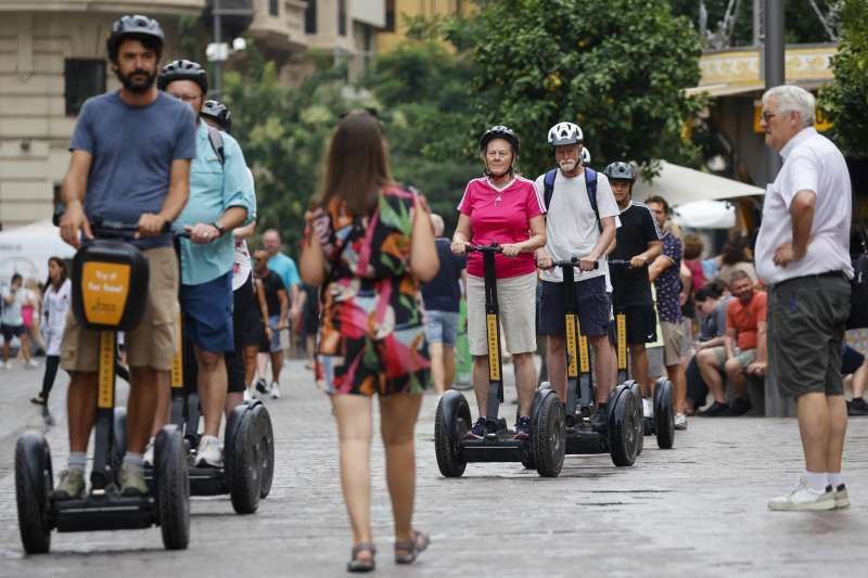 Un grupo de turistas circula en Segway por el casco antiguo de la ciudad. Archivo/ EFE/Biel Aliño
