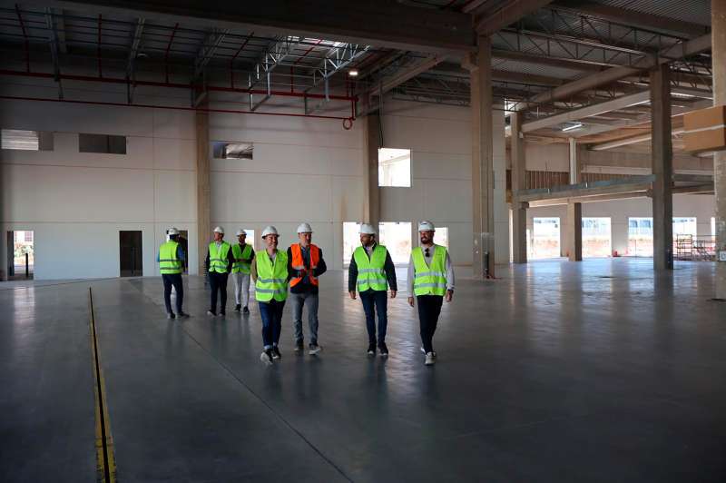 Una representación del equipo de gobierno municipal visita las obras del futuro centro logístico de Tempe en Parc Sagunt. / EPDA