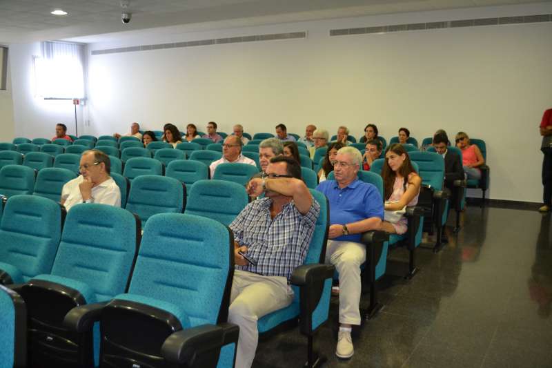 Amigos y familiares escuchan al líder de la trama de las asesorías. Uno de ellos se tapa incluso. EPDA