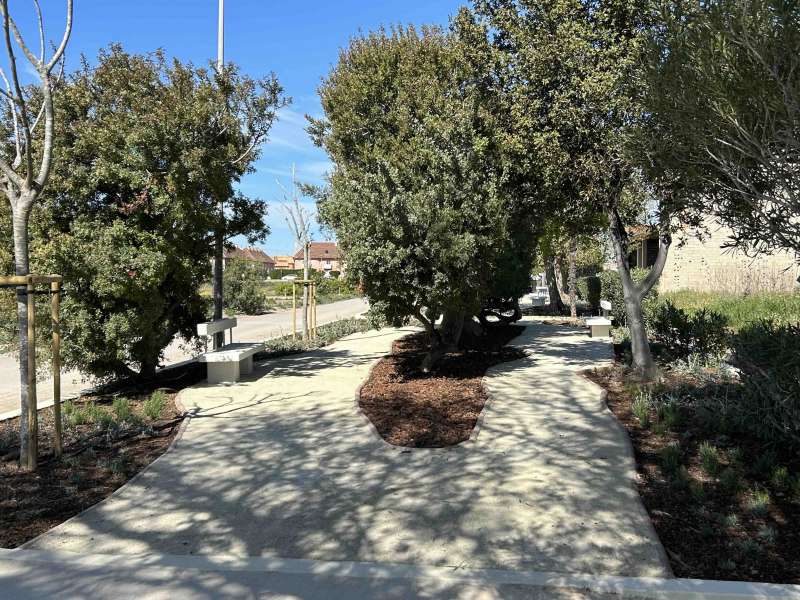 El renovat jardí de l"estació de Massalfassar./EPDA