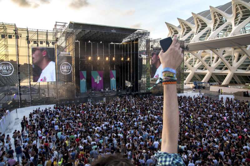 Un momento del concierto de Miss Caffeina, en la tercera edición del Festival de Les Arts. EFE/Biel Aliño
