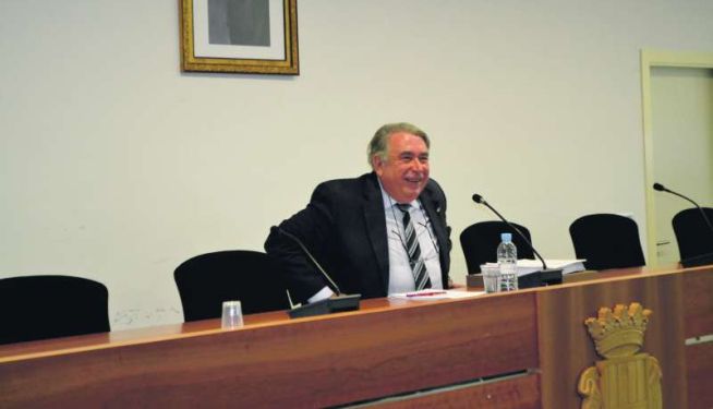 Sancho, en una rueda de prensa que dio en el propio salón de plenos del ayuntamiento de Canet. EPDA